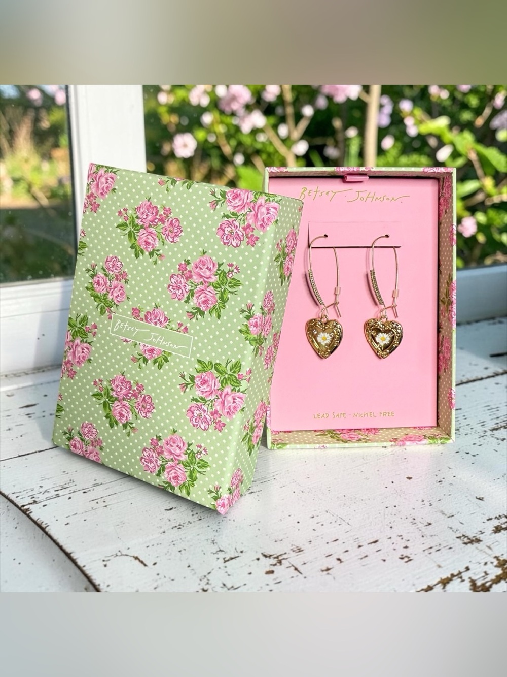 🌼BETSEY JOHNSON🌼Sweetheart Daisy Heart Dangle Earrings/NIB